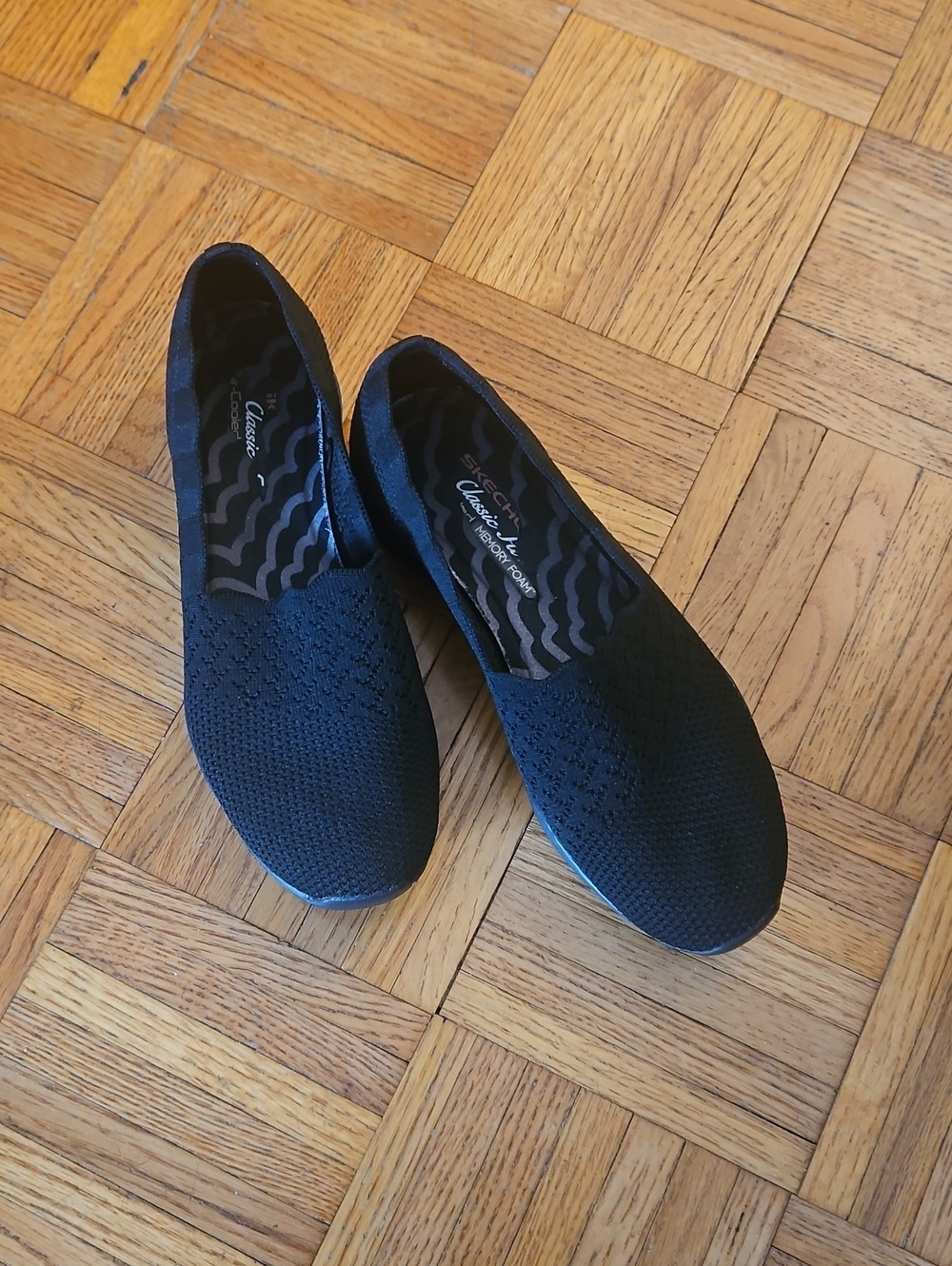 Skechers Black Slip-On Knit Flats. Memory Foam. Size 9.